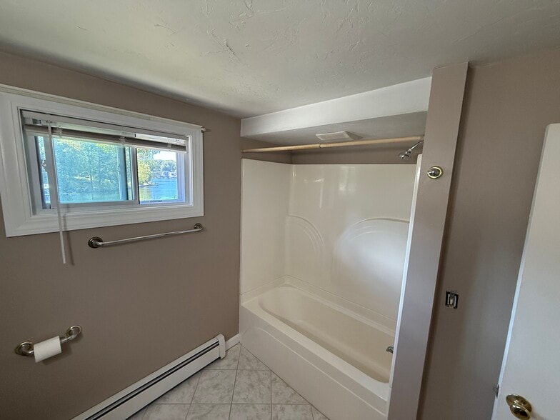 Full tub, shower combination - 5 Norton Way