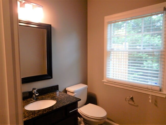 Building Photo - Like New Townhome in Old SW! Close to Cari...