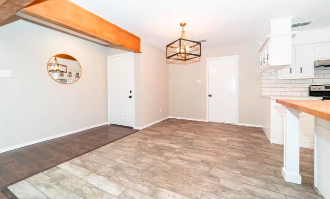 Building Photo - Bright, updated home!
