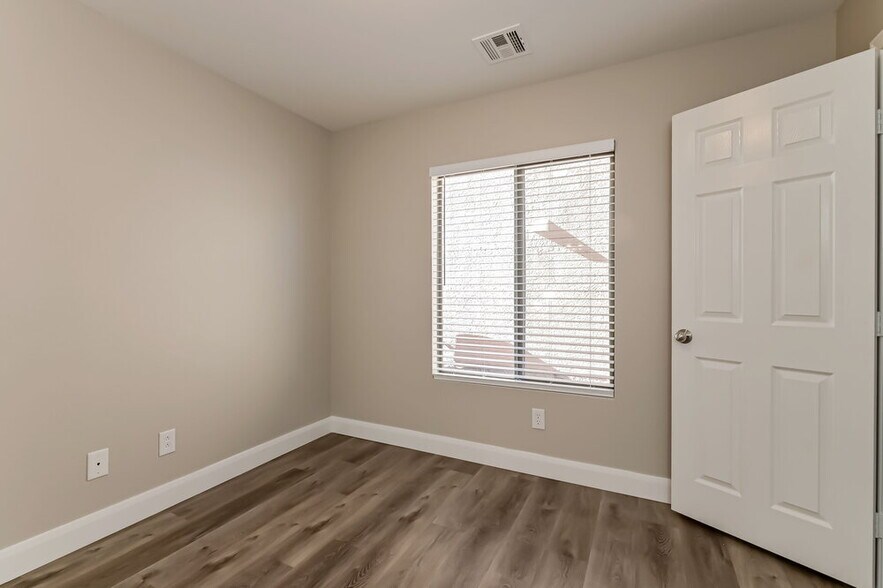 Building Photo - 3499 Greenwood Springs Dr