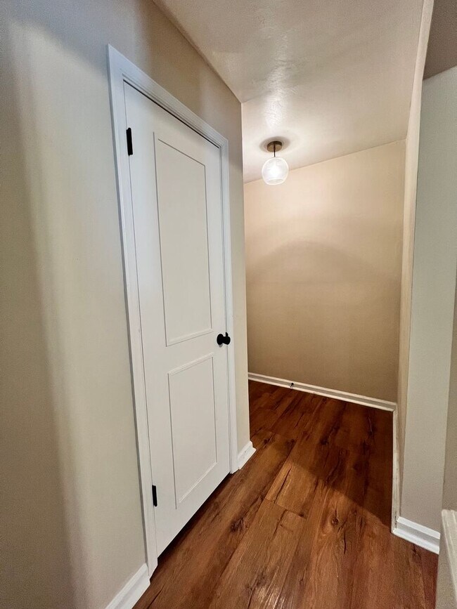 Building Photo - Updated brick ranch in REDWING