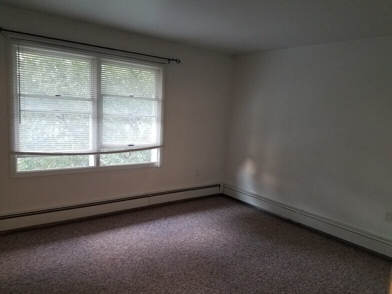 Bedroom - 592 Peachview Ln