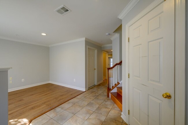 Building Photo - Luxury Living in the Villages of Urbana