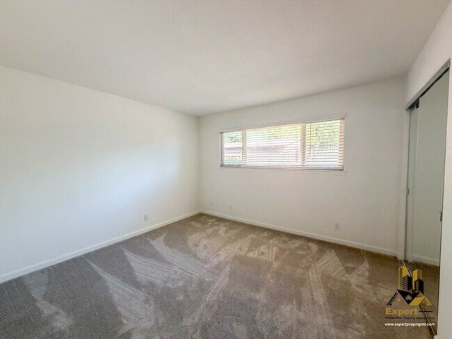 Building Photo - 5620 Greenacres Way