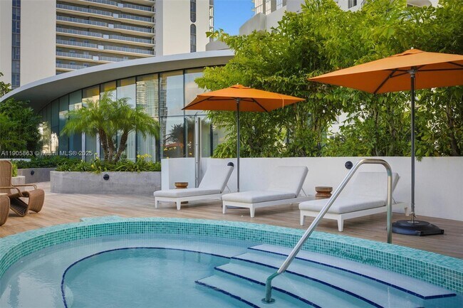 Building Photo - 700 NE 24th St