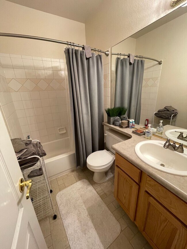 Building Photo - ADORABLE 5 BEDROOM, 4 BATH, 3 CAR GARAGE L...