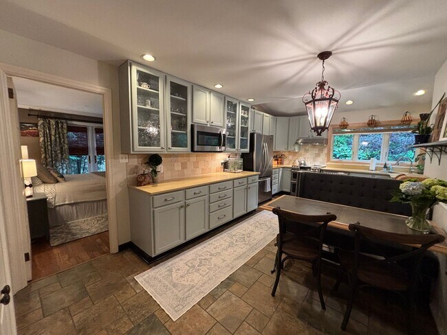 Building Photo - Beautiful 4 Bedroom Home In Mt. Lebanon!