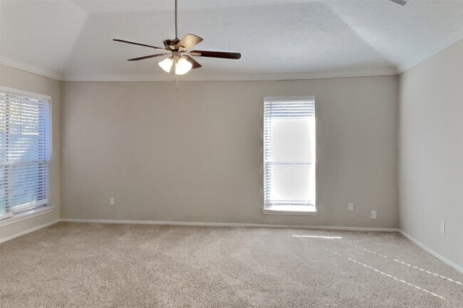 Building Photo - 2515 Chestnut Cir