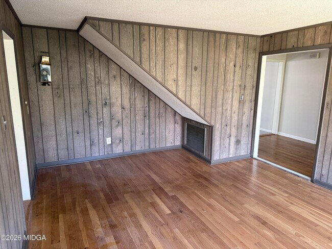 Building Photo - 803 Captain Kell Dr