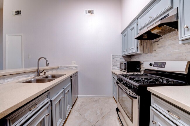 Building Photo - 10703 Highland Woods Dr