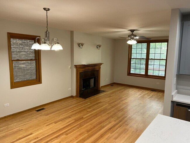 Building Photo - 925 W Lakeside Pl