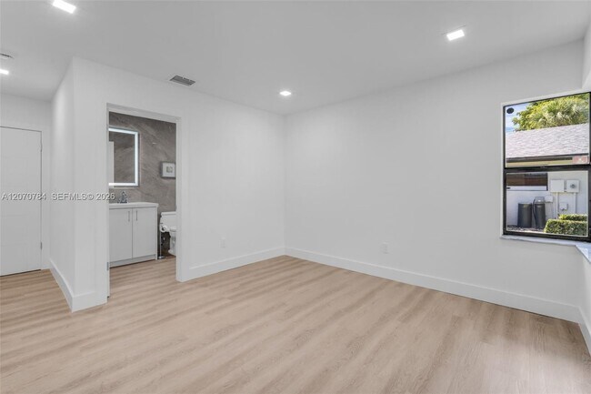 Building Photo - 16778 Willow Creek Dr