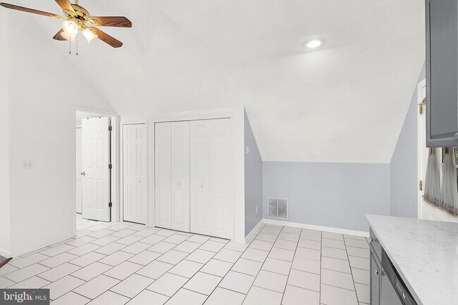 Building Photo - 587 A St