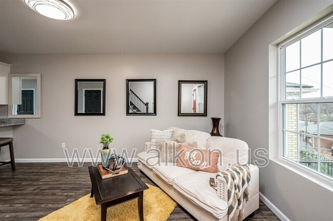 Building Photo - 554 Frayne St