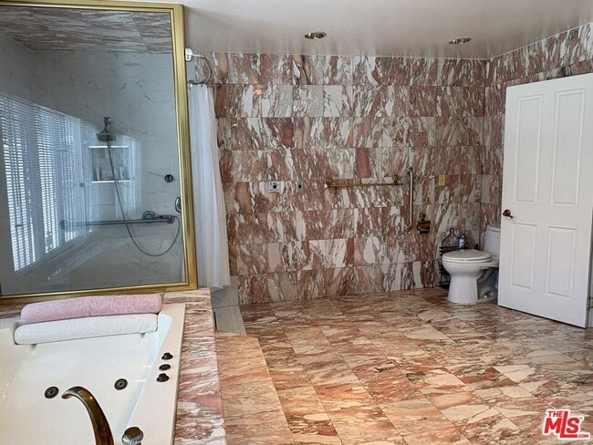 Building Photo - 414 N Las Palmas Ave