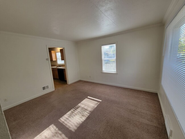 Building Photo - 1511 10th Ave