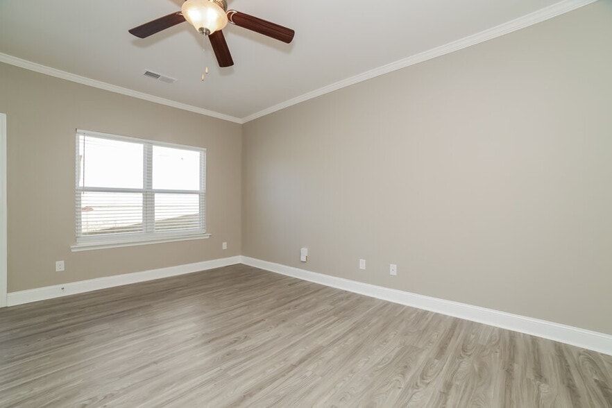 Building Photo - 5195 Howell Ct