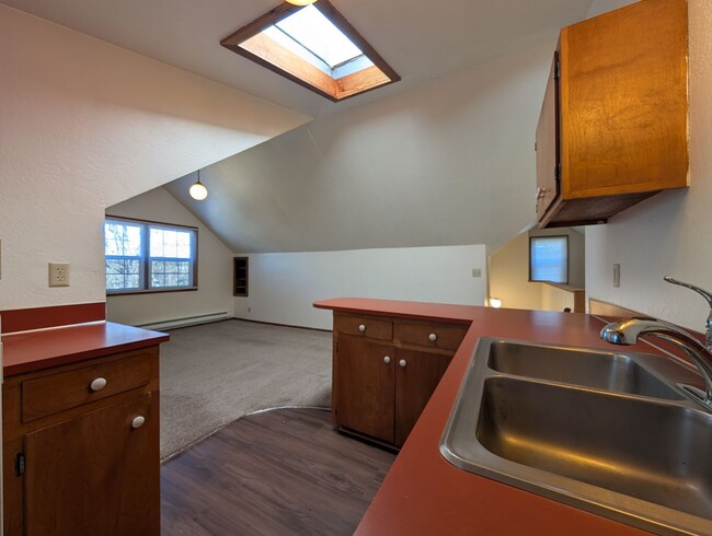 Building Photo - Large Studio Apartment in downtown Eugene-...