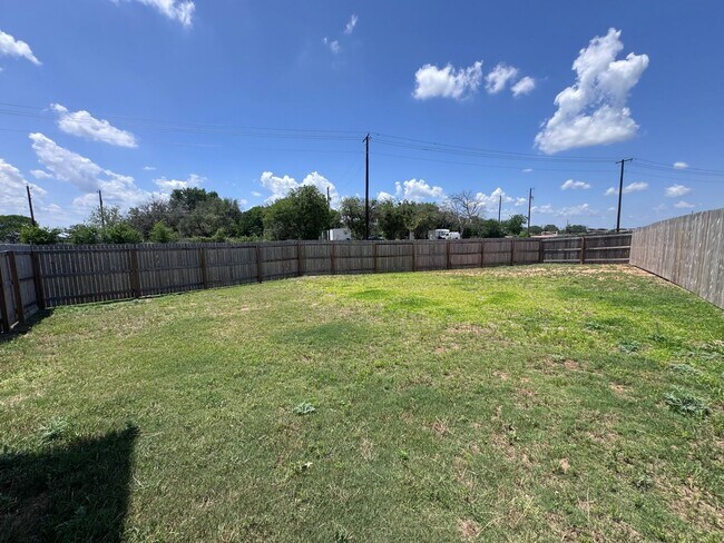 Building Photo - 4bd 2.5 ba in New Braunfels