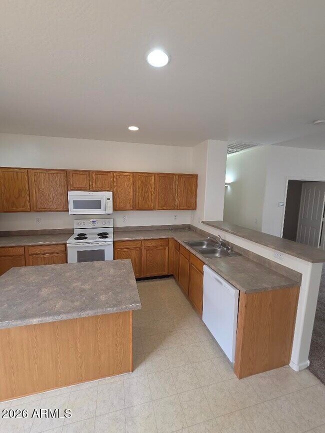 Building Photo - 12901 W Glenrosa Dr