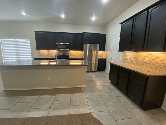 Building Photo - 4 bedroom, 2 bath in Quincy Park!