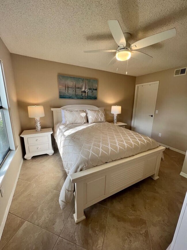 Building Photo - FULLY FURNISHED MAY AVAILABILITY - 1 Bed 1...