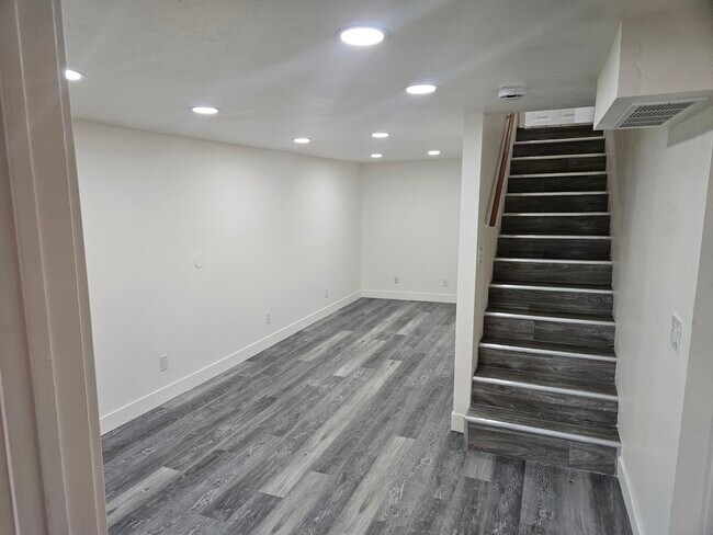 Building Photo - Roy Duplex