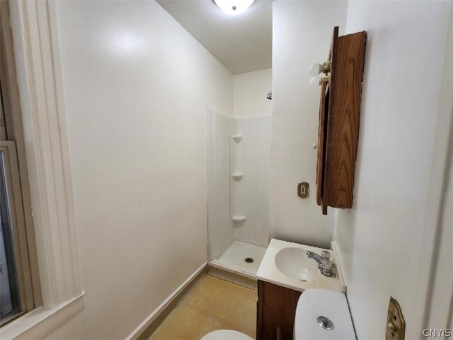 Building Photo - 621 Academy St