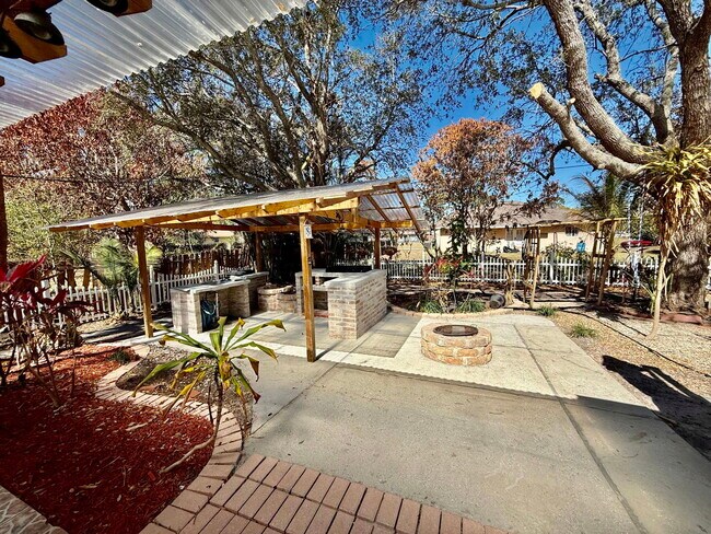 Building Photo - 125 SW Donna Terrace