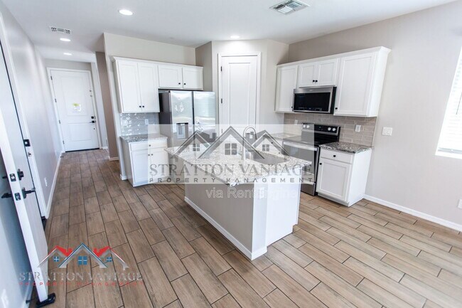 Building Photo - 36005 W San Clemente Ave