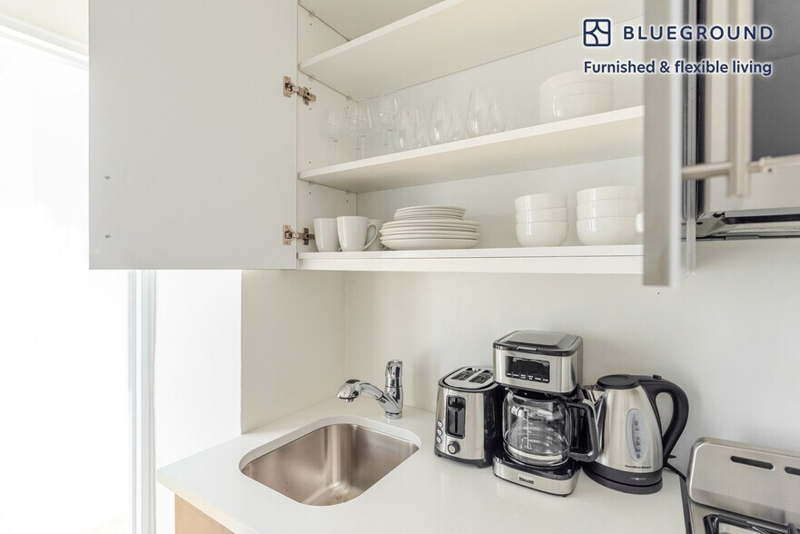 Building Photo - 300 E 51st St