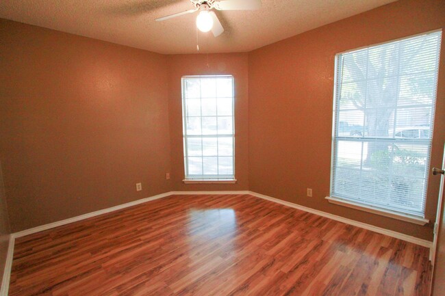 Building Photo - 3 Bedroom, 2 Bath Home in Pflugerville