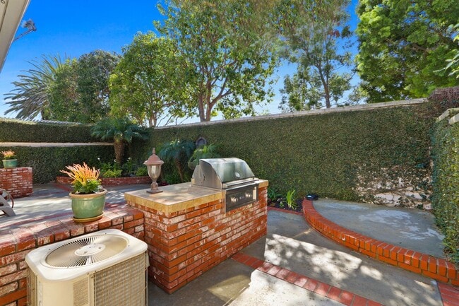 Building Photo - Spacious 3 Bedroom 3 Bath Available Now!