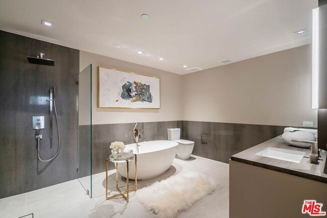 Building Photo - 2391 Roscomare Rd