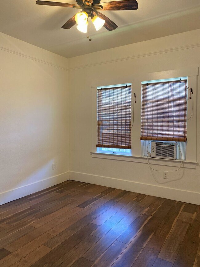Building Photo - Must see this Antique Beauty! 3-bed/1 bath...
