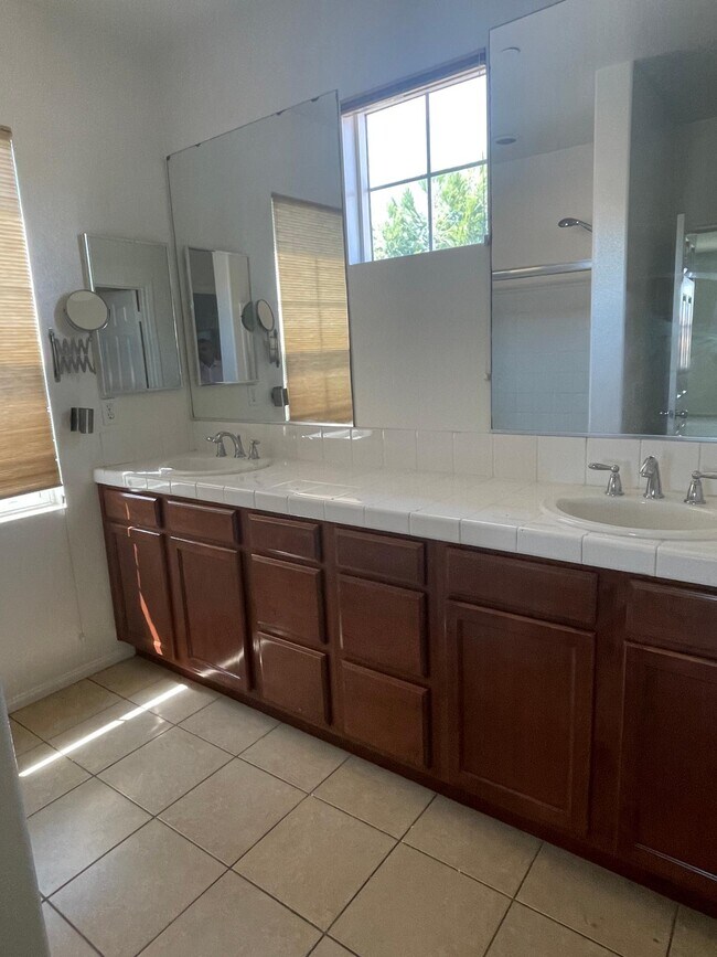 Building Photo - 10598 Acacia Ln