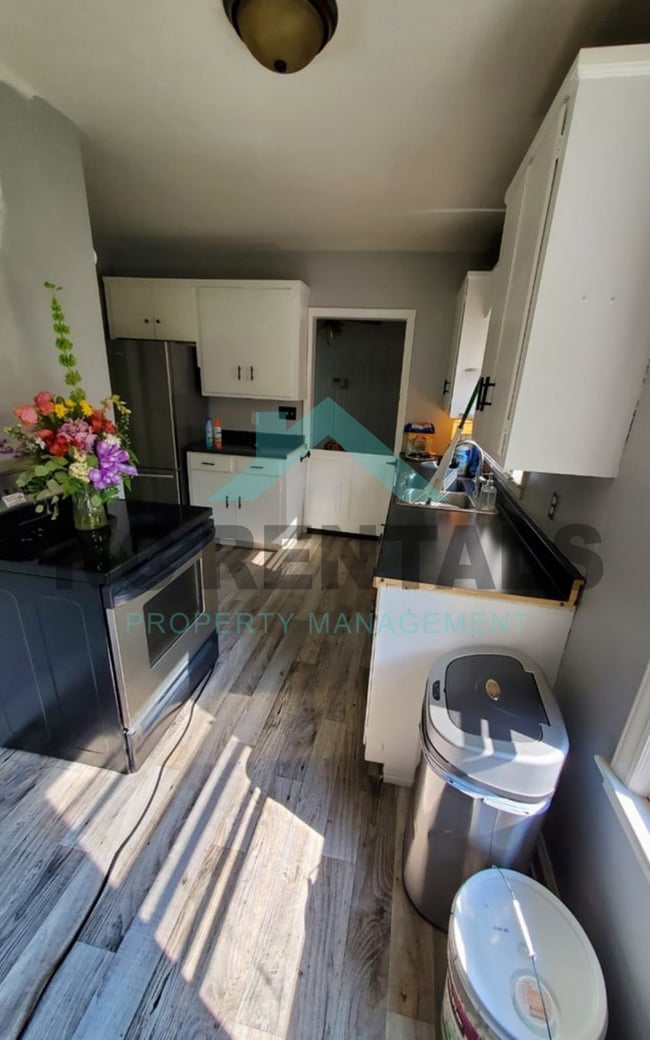 Building Photo - 5002 Cherry St