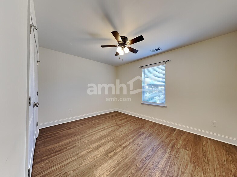 Building Photo - 104 Stagecoach Ln