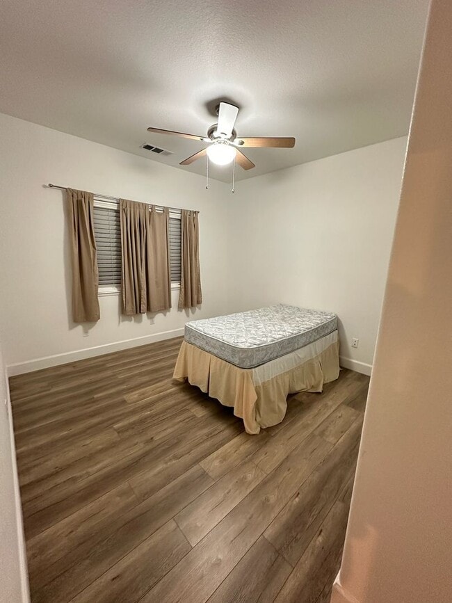 Building Photo - 5701 W Country Ave