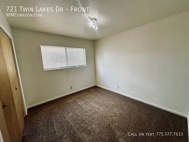 Building Photo - 721 Twin Lakes Dr