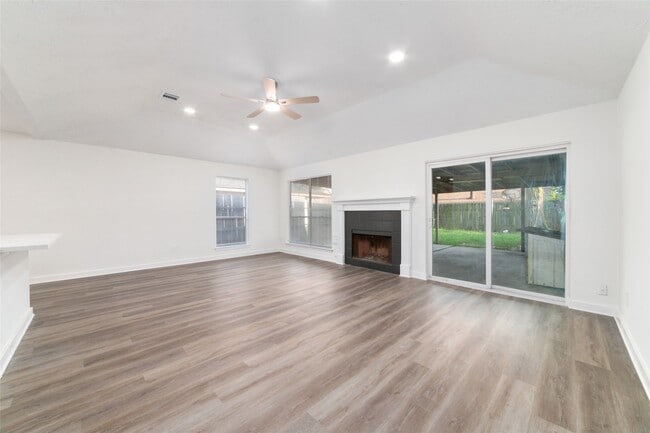 Building Photo - 17003 Summer Dew Ln