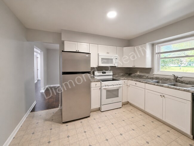 Building Photo - MOVE IN SPECIAL!  Spacious 3 Bed, 2 Bath Home with Large Yard Available!