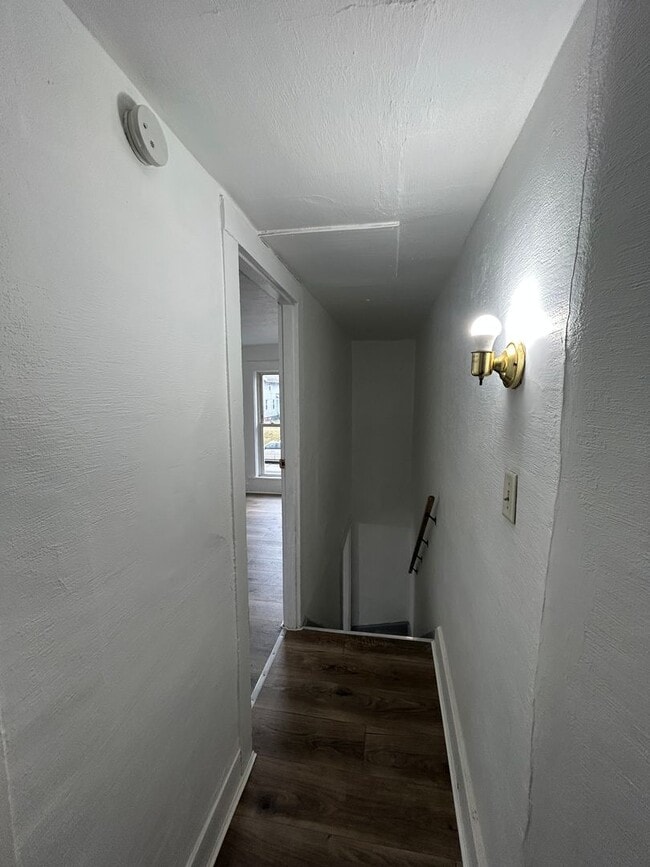 Building Photo - ** Move in Special ** Updated 3-Bedroom, 1-Bathroom Home – $1,100/Month