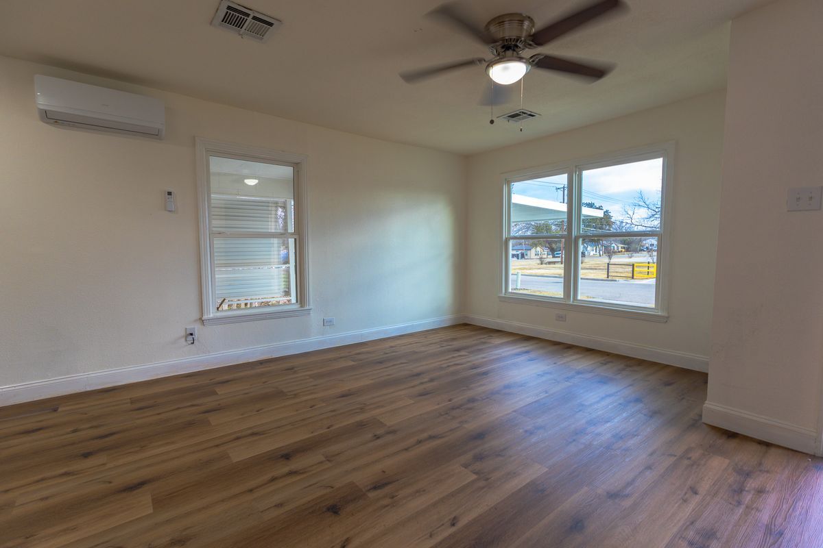 Building Photo - 1105 Spring Branch St