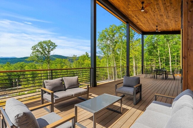 Building Photo - 162 Pond Rd