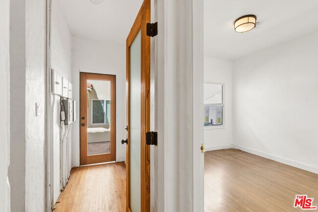 Building Photo - 3429 Edgehill Dr