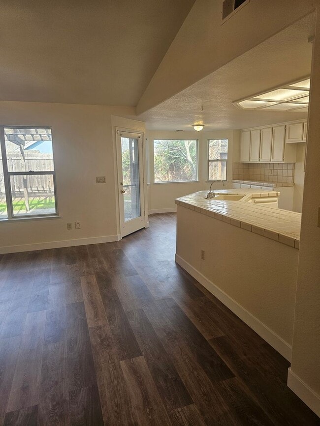 Building Photo - COMPLETELY REMODELED 3 BEDROOM HOUSE IN W. ROSEVILLE!!