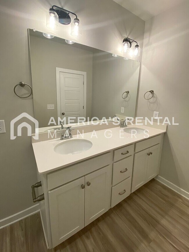 Building Photo - Spacious Home for Rent in Weaver AL... Ava...