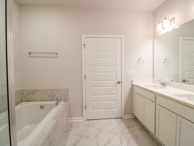 Building Photo - Lovely townhome between Athens and Madison!