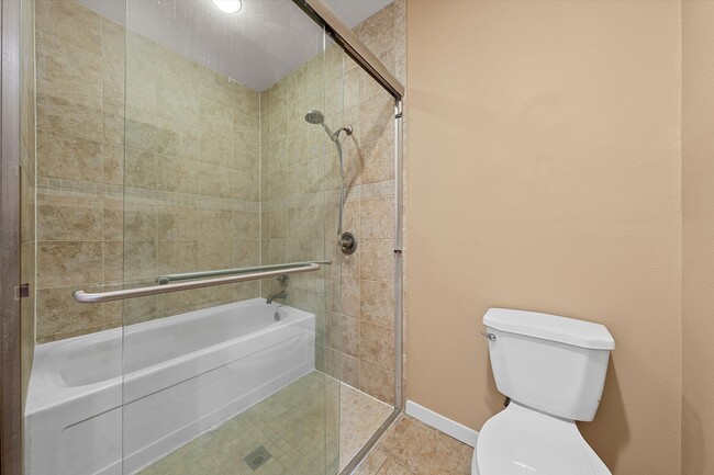 Building Photo - AVAILABLE NOW! Beautiful 3 bedroom townhome located in Waco!
